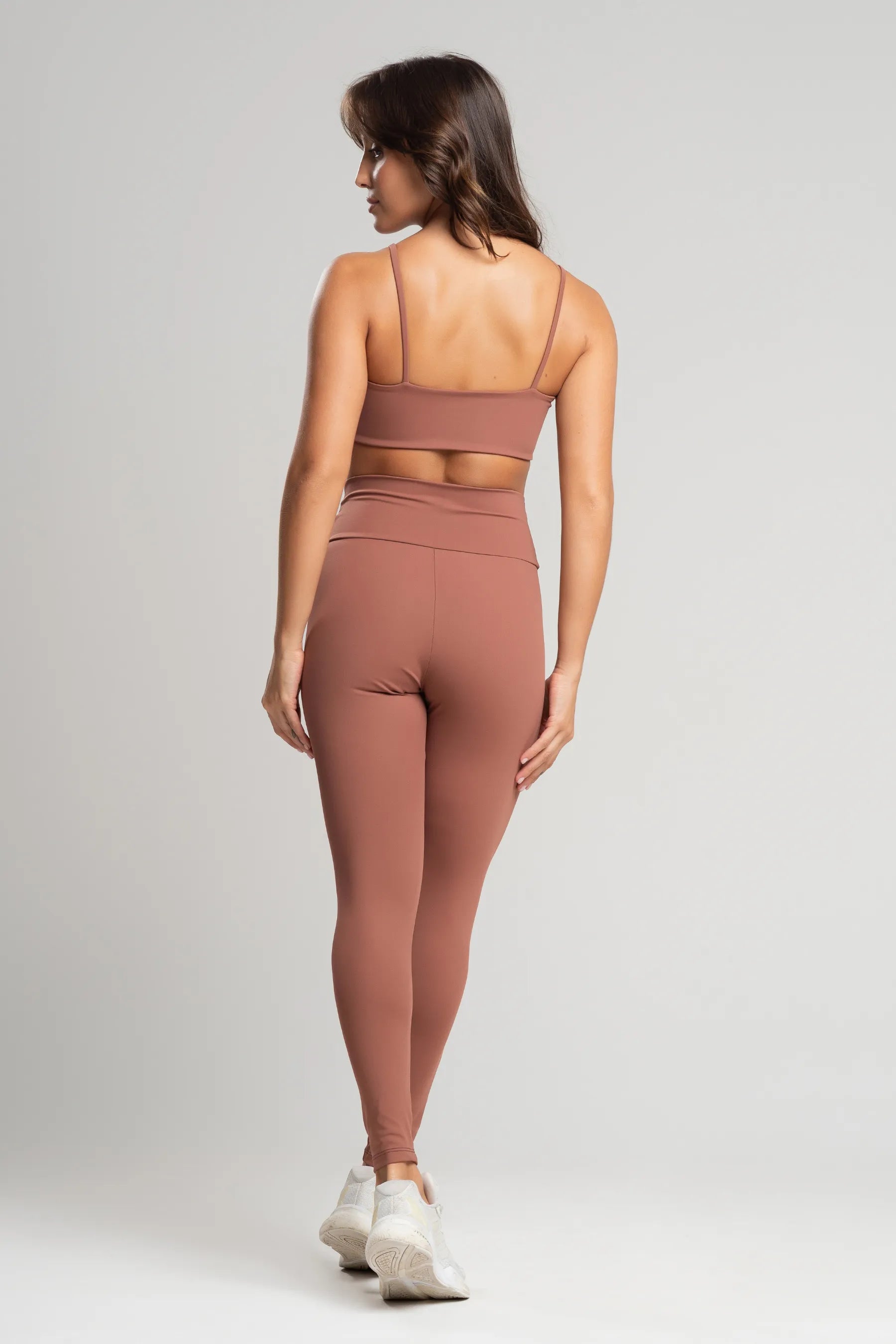 Conjunto fitness feminino essence com top e legging mocha mousse para academia