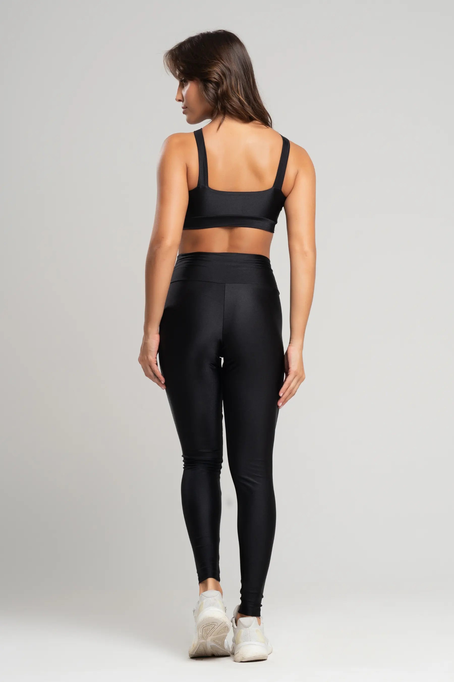 Conjunto fitness feminino flow com top e legging preto para academia