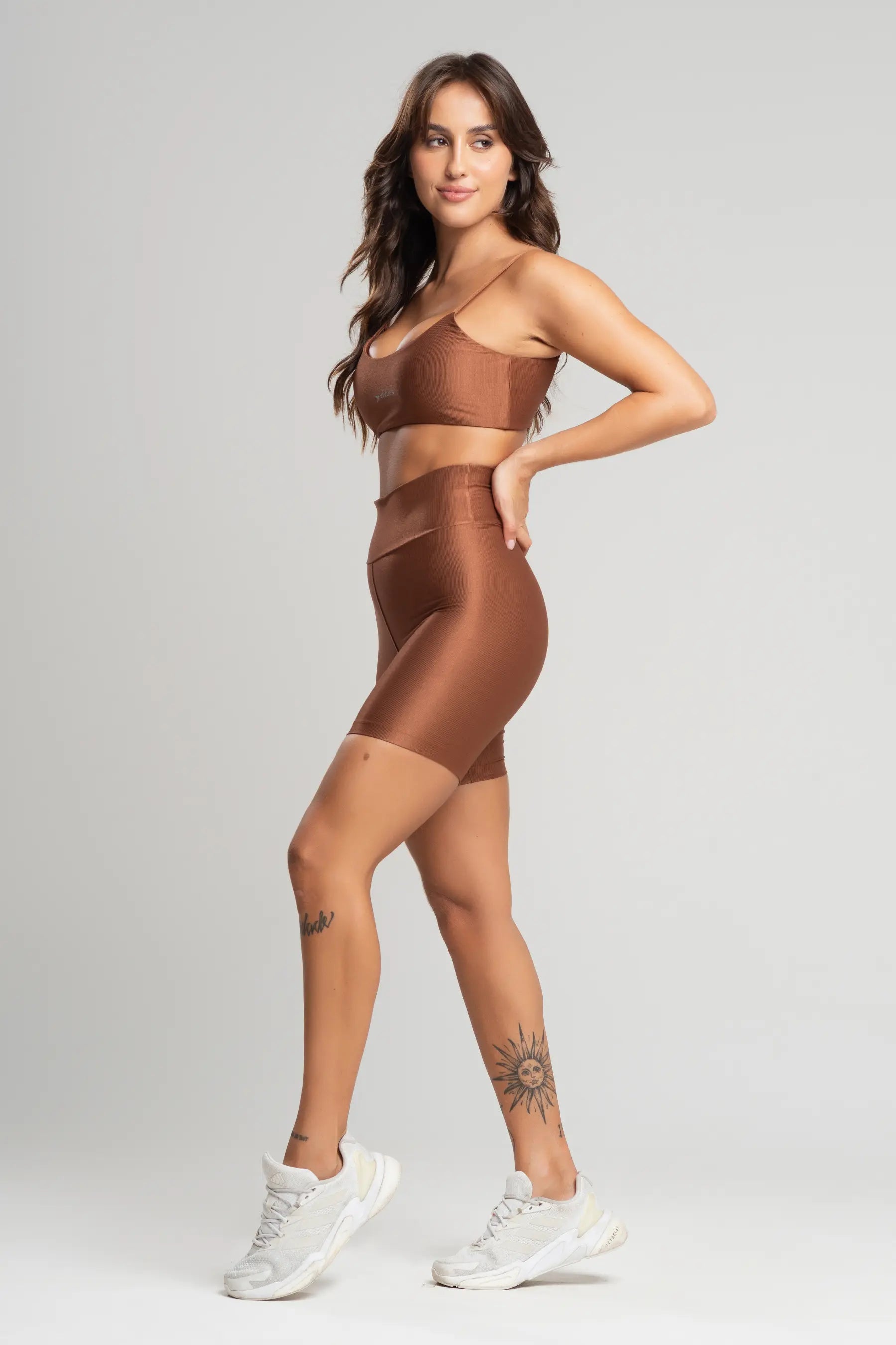 Conjunto fitness feminino brisa com top e shorts marrom canela para academia