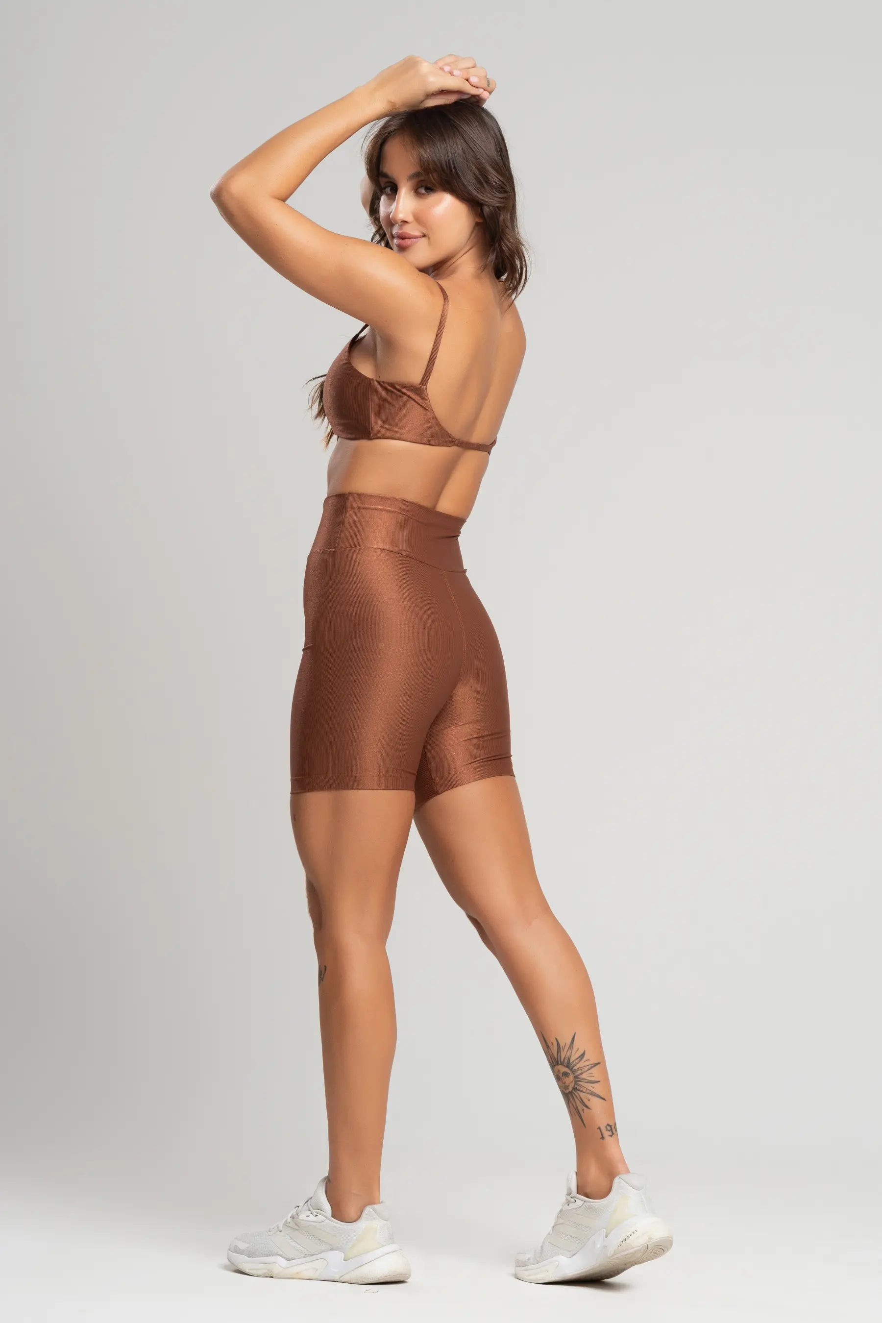Conjunto fitness feminino brisa com top e shorts marrom canela para academia