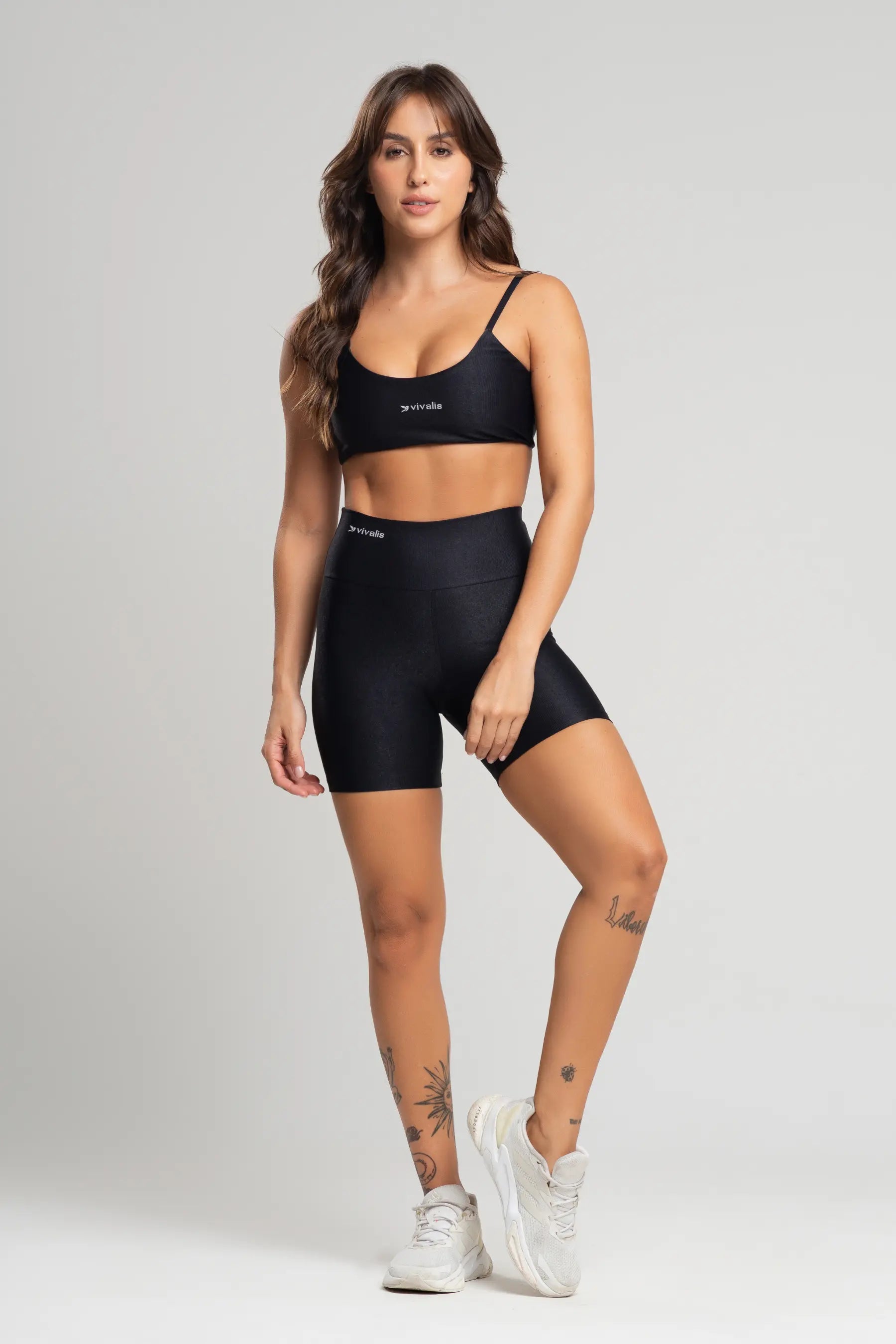 Conjunto fitness feminino brisa com top e shorts preto para academia