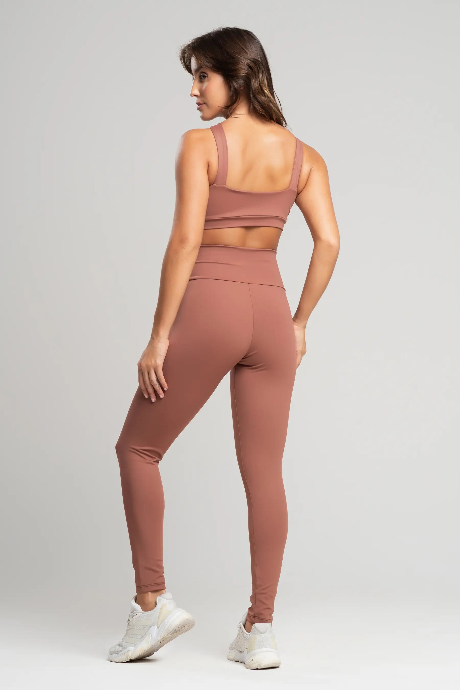 Conjunto fitness feminino flow com top e legging mocha mousse para academia
