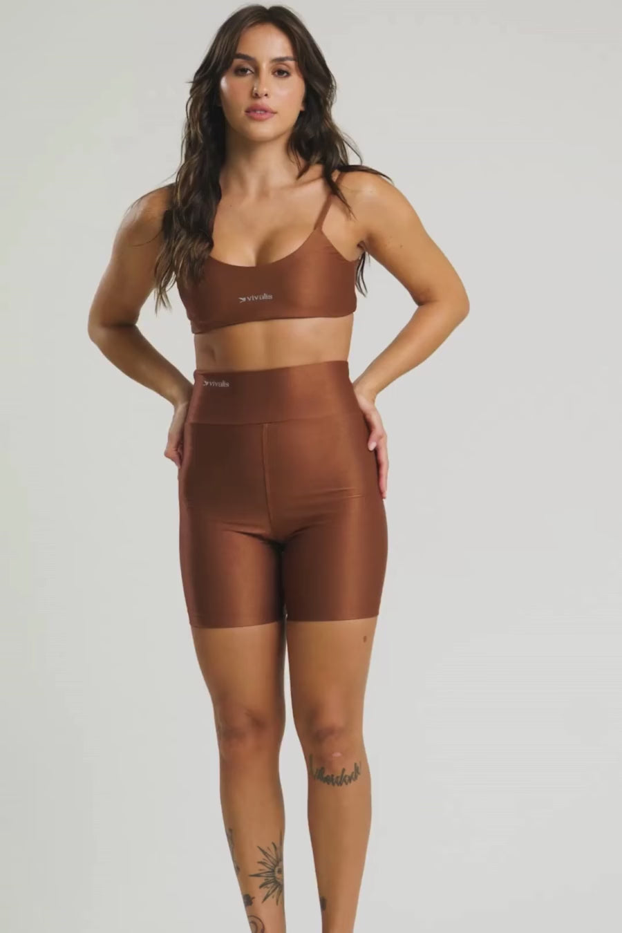 Conjunto fitness feminino brisa com top e shorts marrom canela para academia